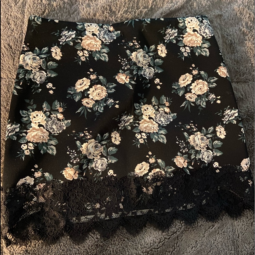 Forever 21 floral skirt with lace trim